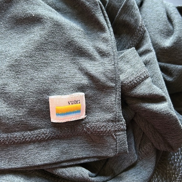 Vuori Strato Tech Tee Mens Charcoal Heather Grey Stretch Moisture Wicking Sz L - Picture 3 of 8